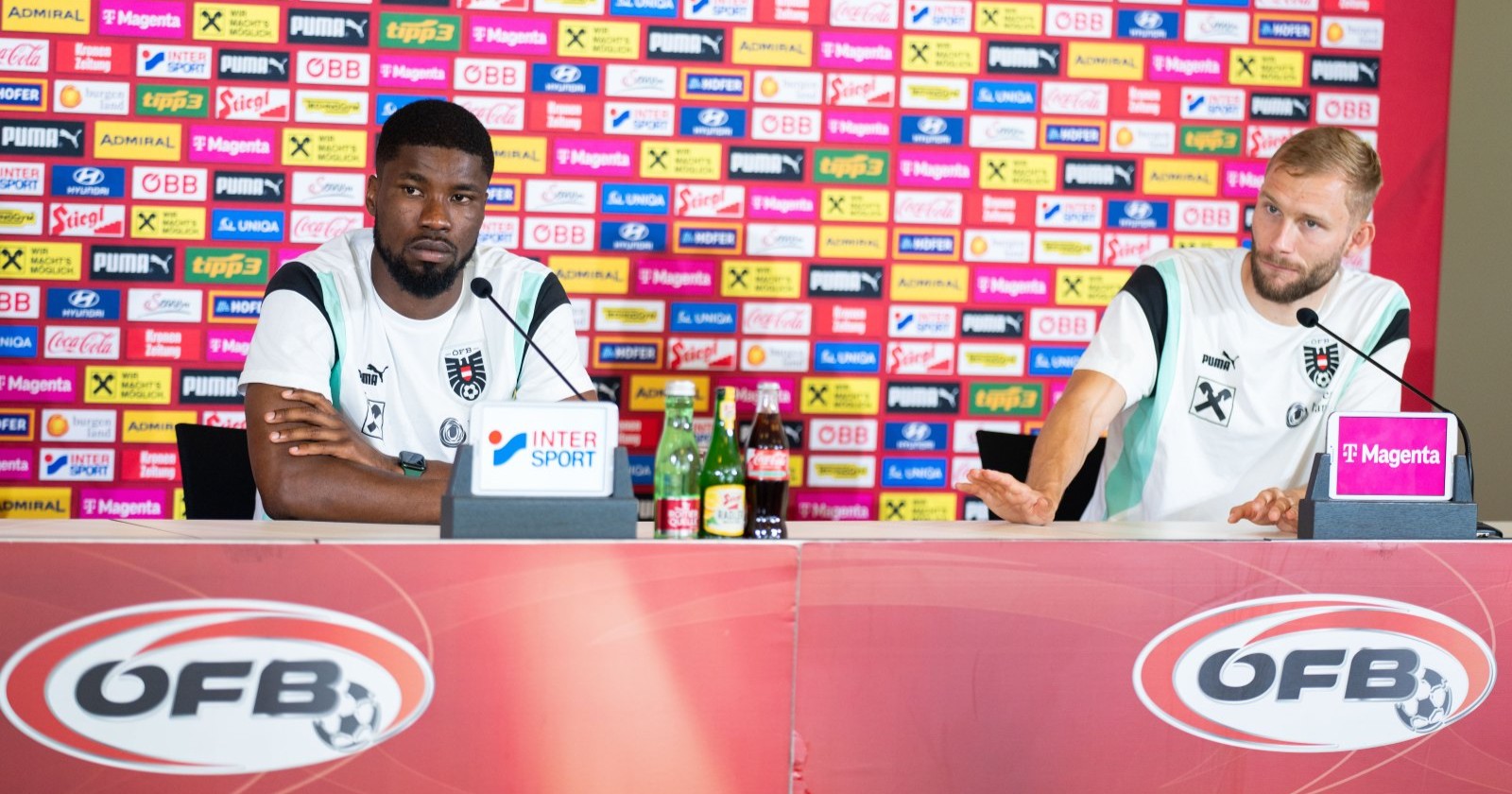 Kevin Danso und Konrad Laimer auf einer Pressekonferenz des ÖFB
