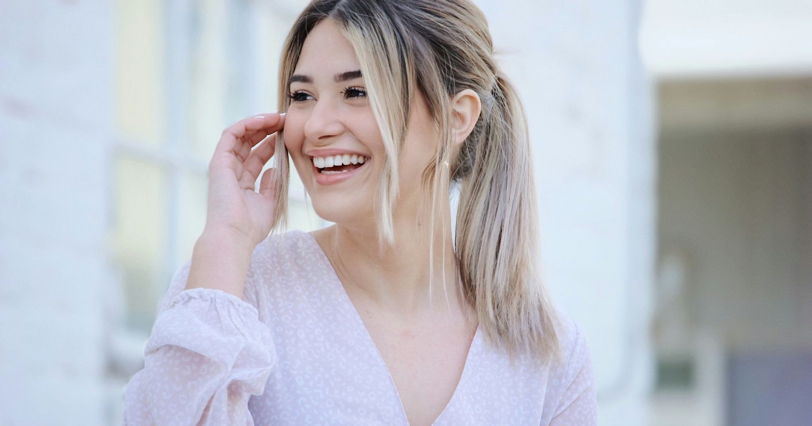 Eine blonde Frau lacht