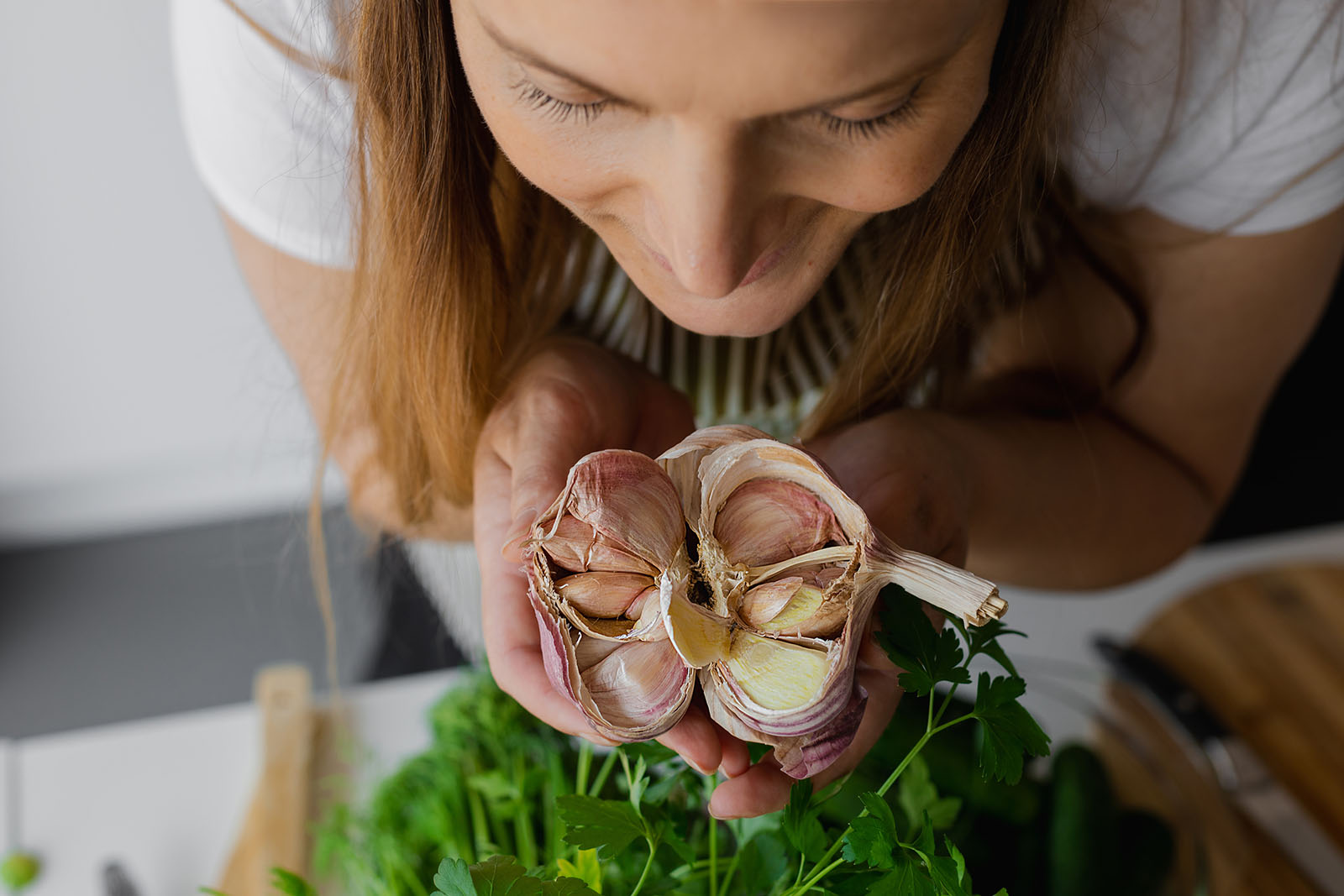 Frau riecht an Knoblauch | Credit: iStock.com/Tatsiana Volkava