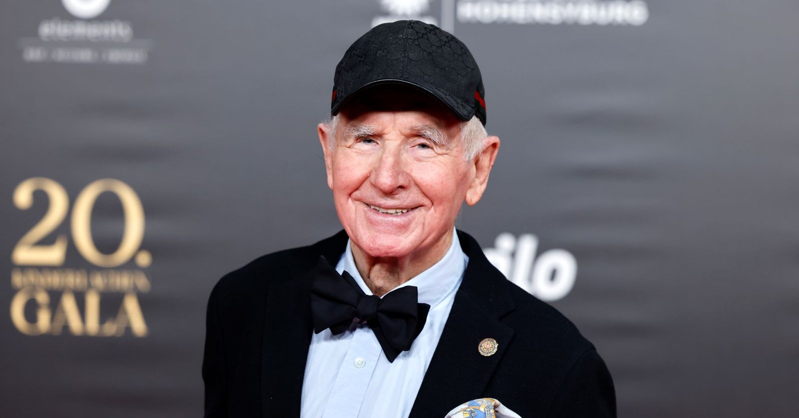 Frédéric Prinz von Anhalt mit schwarzer Kappe und im Anzug bei einem Event.