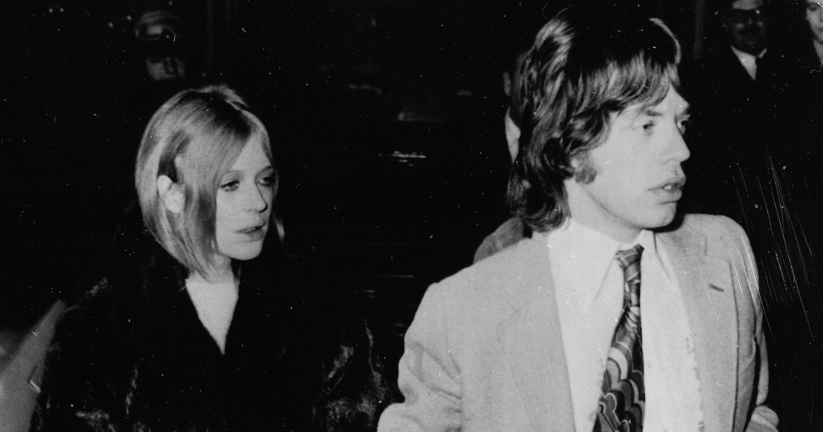 Schwarz-weiß-Foto von Marianne Faithfull und Mick Jagger 1969.