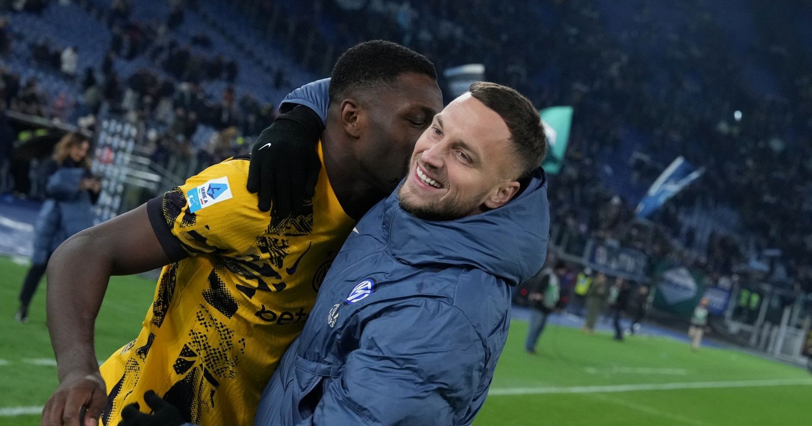 Marko Arnautovic und Marcus Thuram umarmen sich