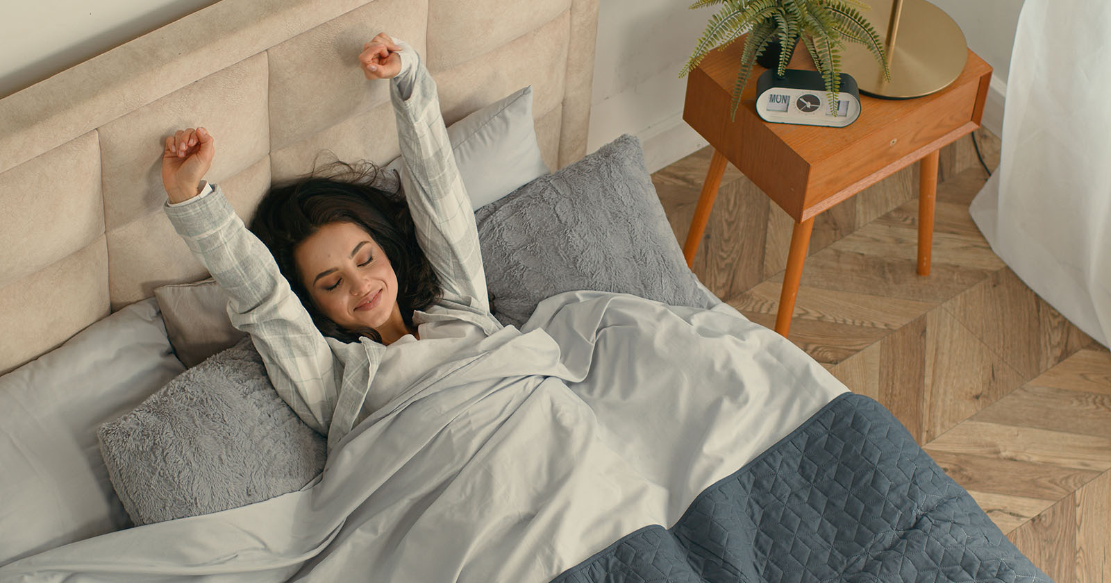 Frau wacht im Bett auf | Credit: iStock.com/Yuliia Kaveshnikova