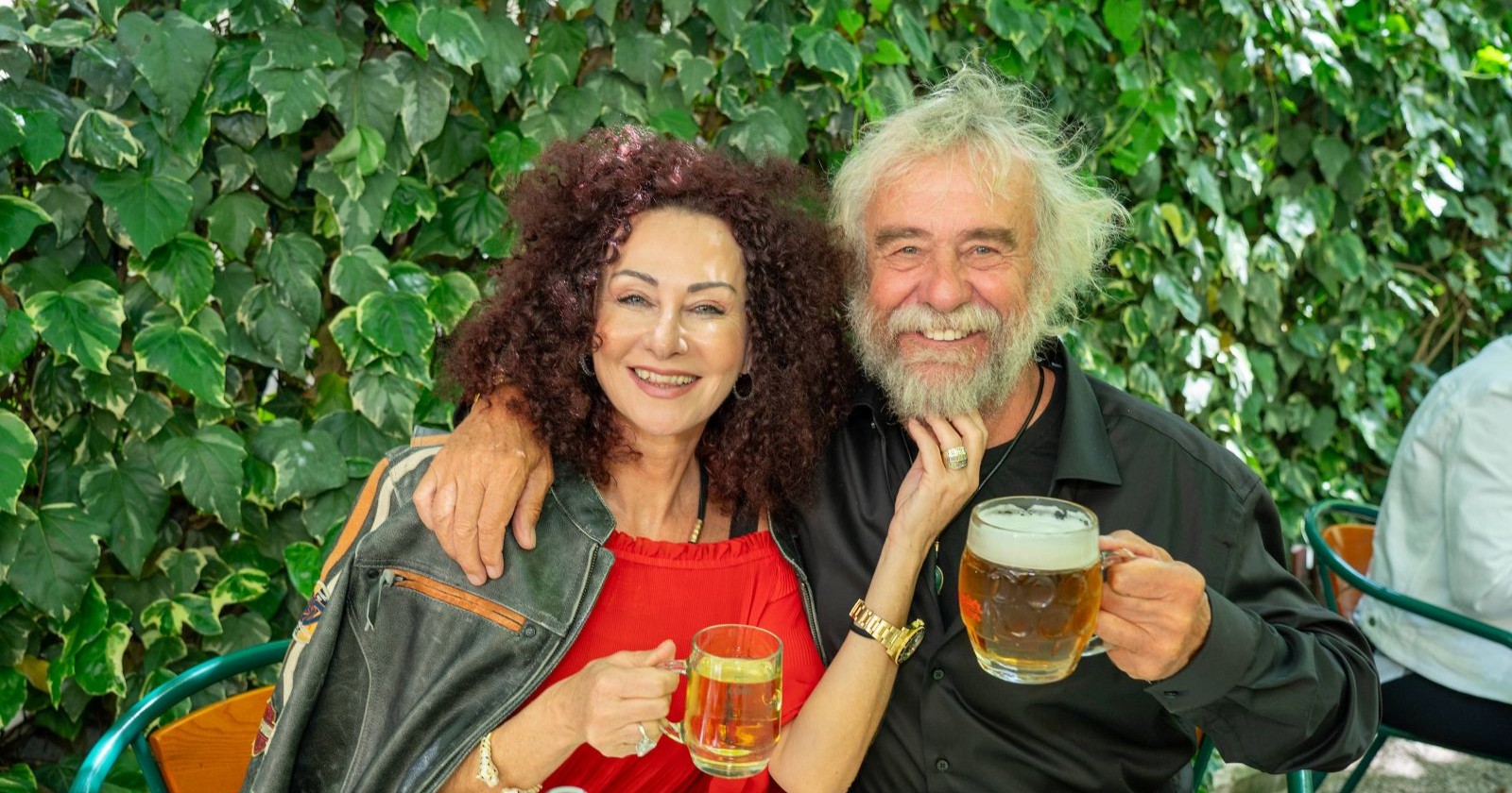 &quot;Mausi&quot; Lugner und Ernst sitzen zusammen.