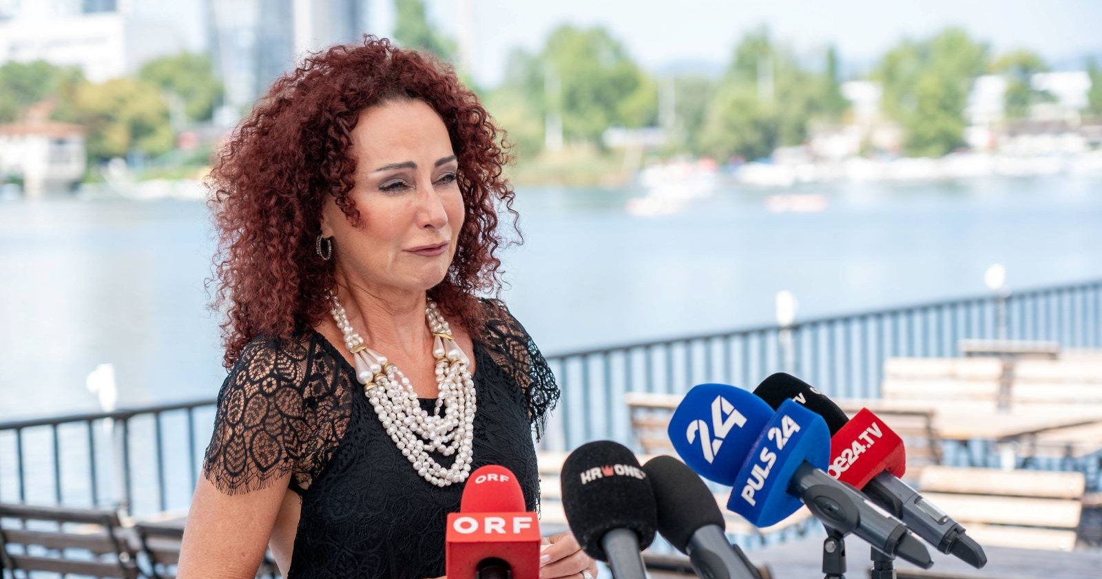 "Mausi" Lugner weint