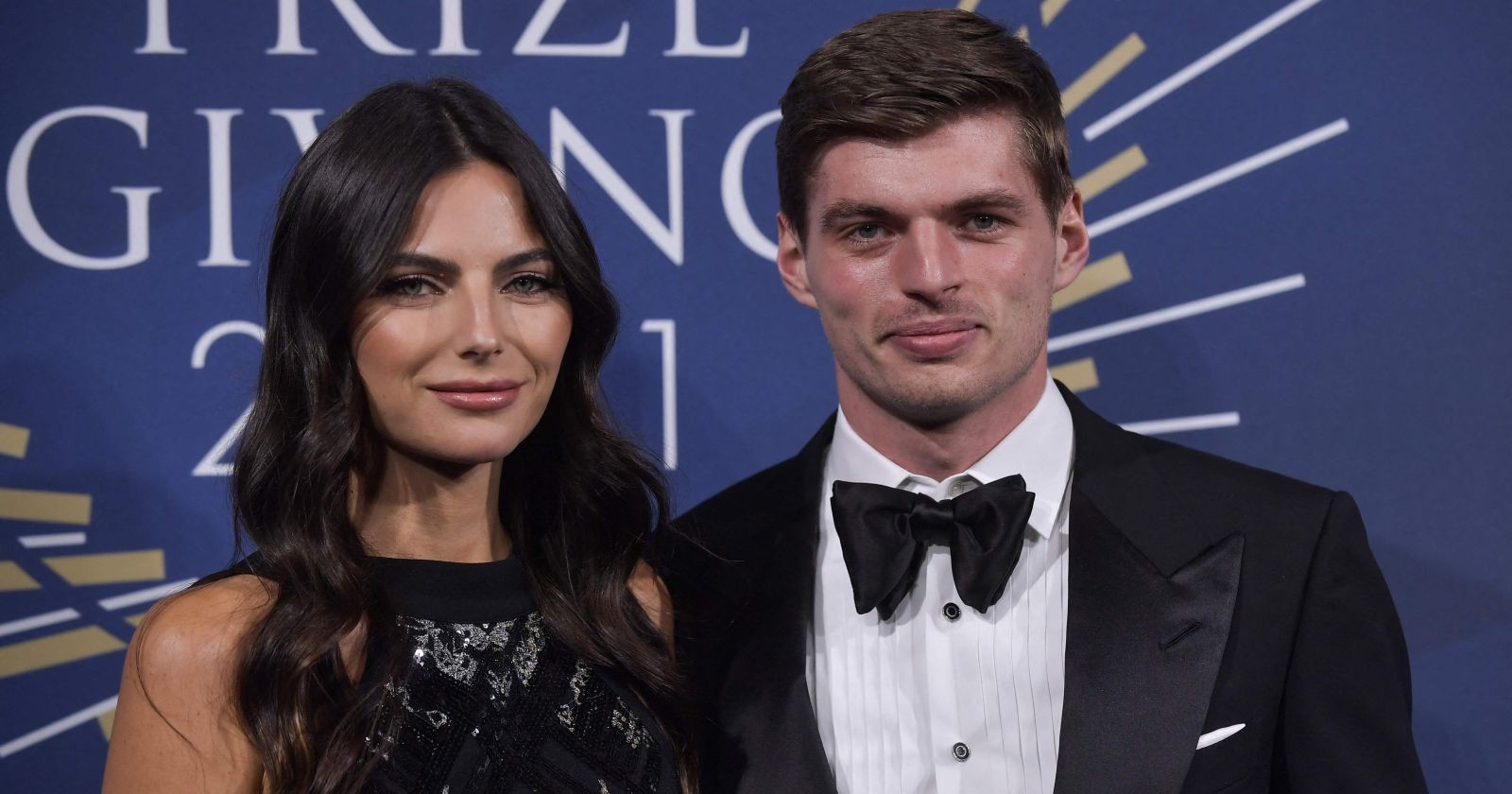 Max Verstappen und Kelly Piquet auf dem roten Teppich.