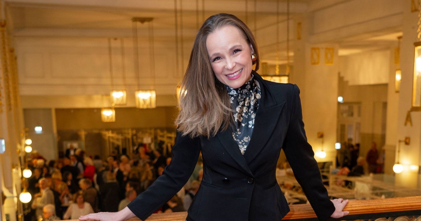 Missy May posiert in einem schwarzen Blazer