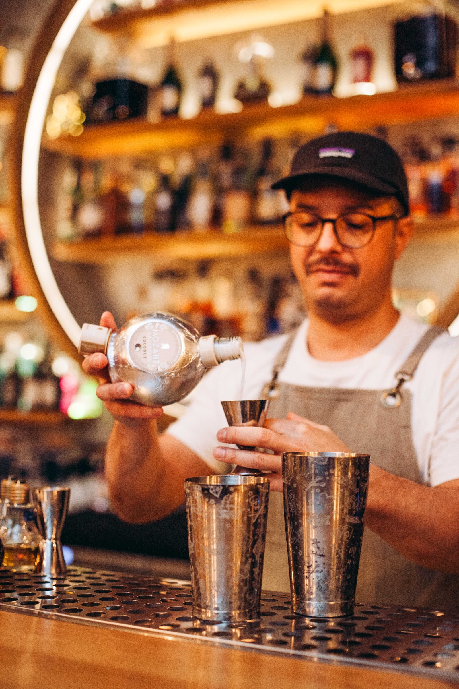 Barkeeper hinterm Tresen mixt einen Cocktail