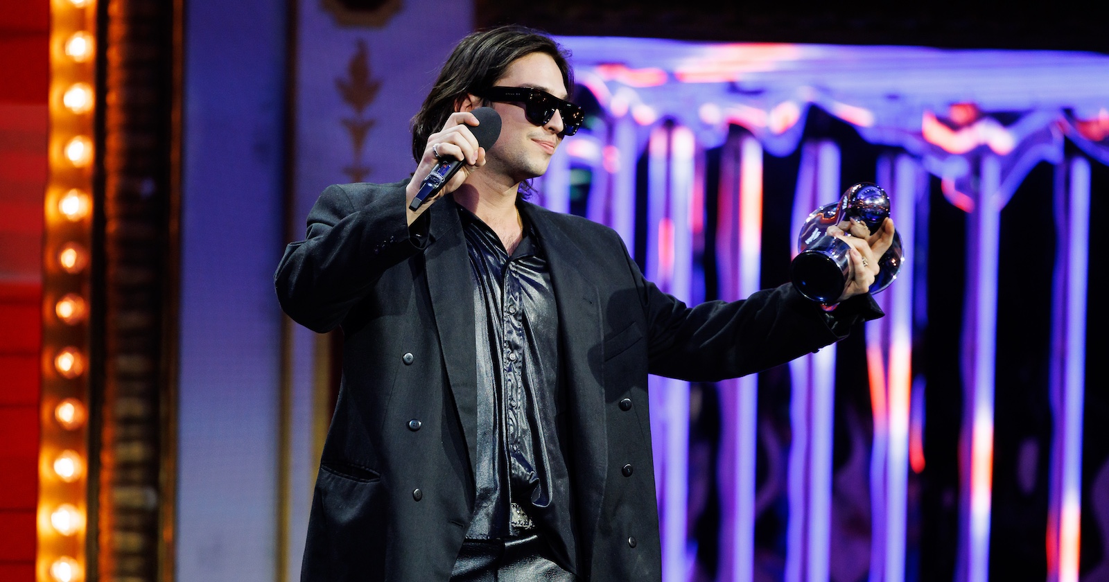 Musiker Bibiza auf der Bühne.