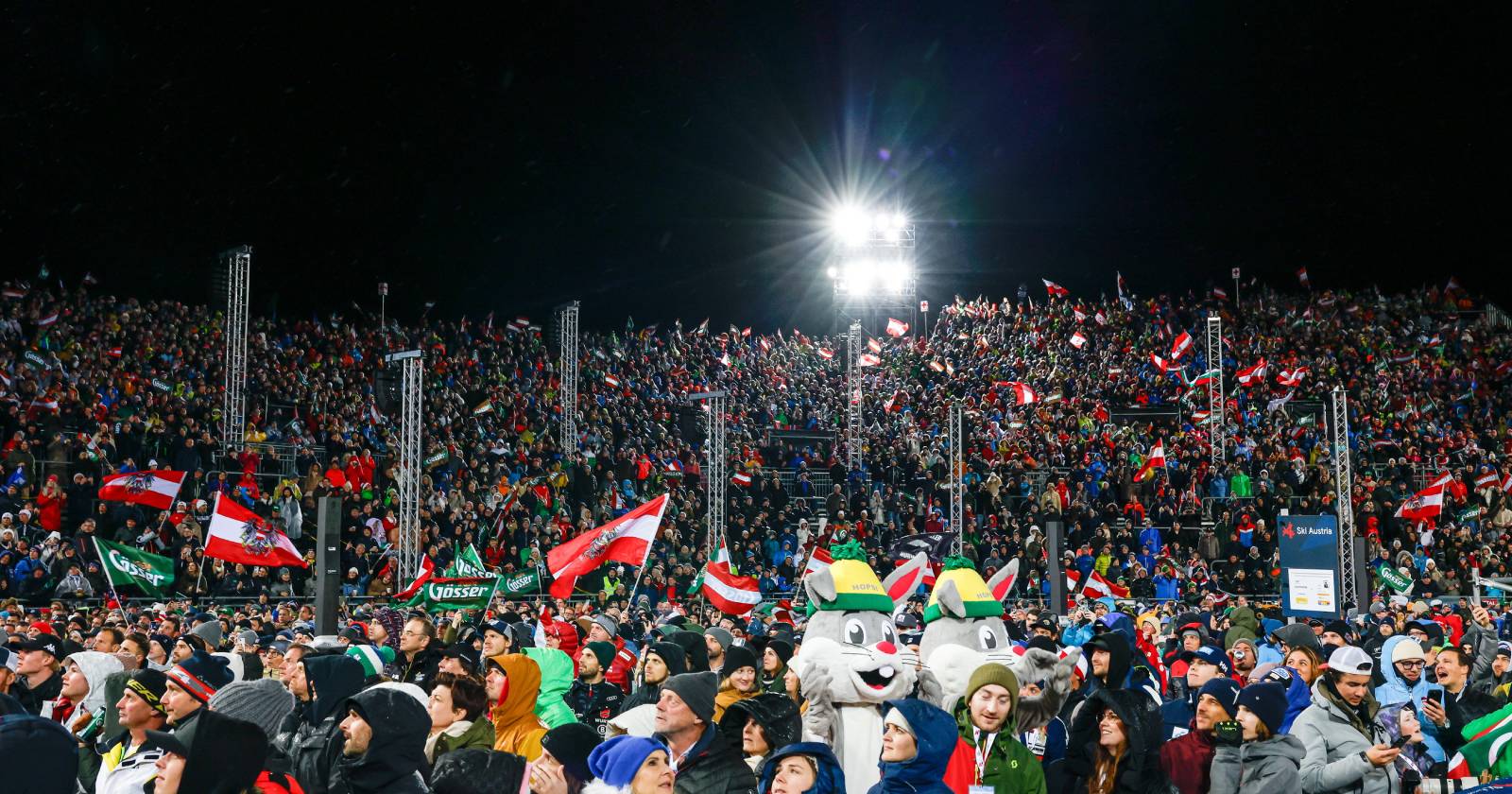 Aufnahme einer Menschenmenge auf den Tribünen im Zielbereich des &quot;Nightrace&quot; in Schladming