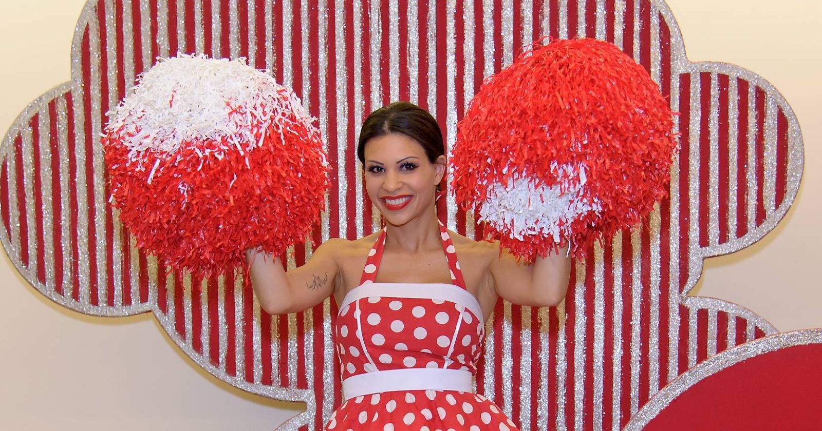 Nina &quot;Bambi&quot; Bruckner in einem roten Pünktchen-Kleid.