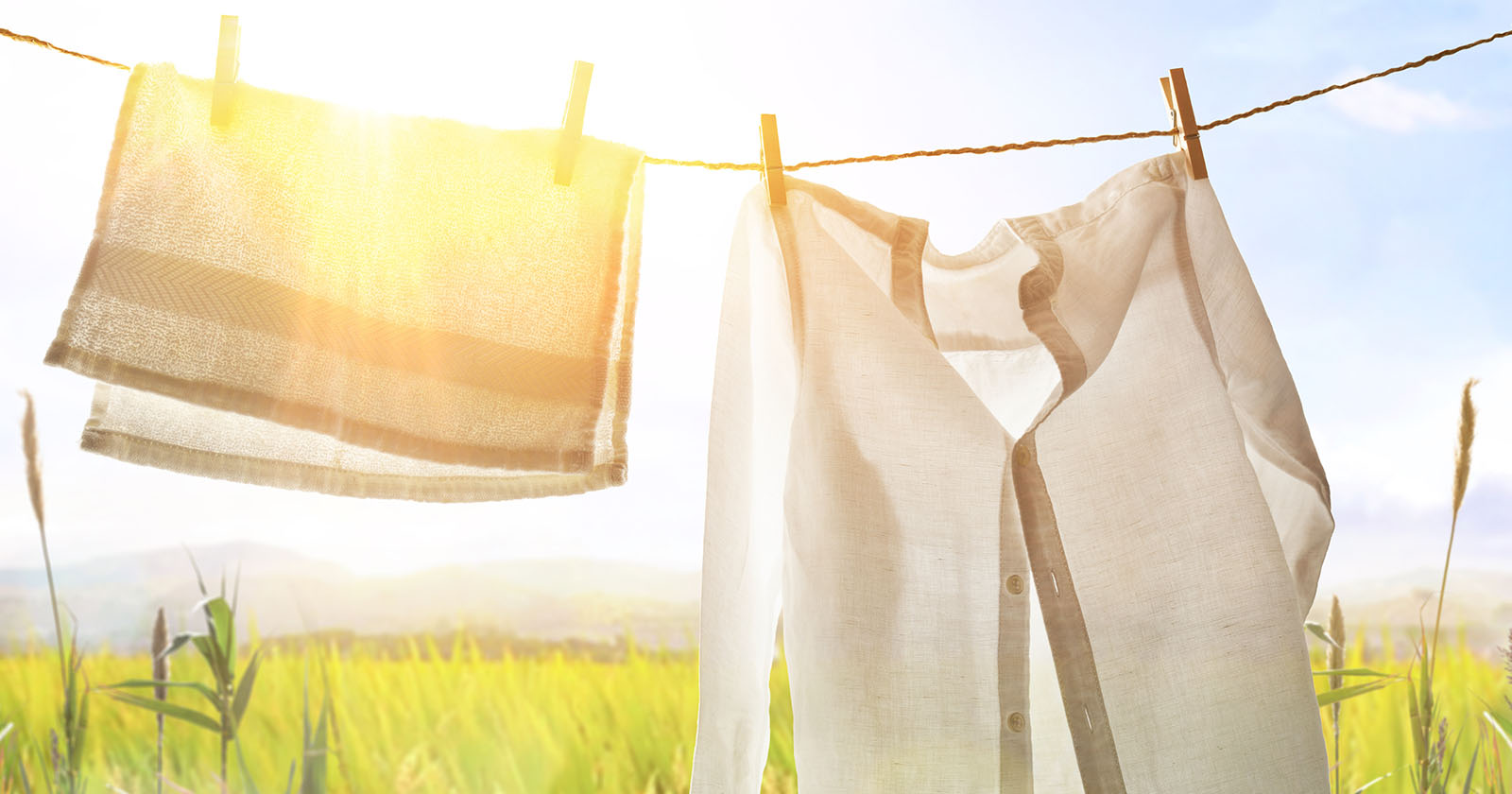 Kleidung hängt an der Wäscheleine | Credit: iStock.com/Davizro