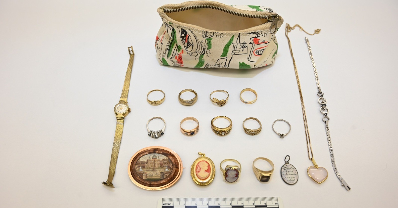 Schmuck und okkulte Gegenstände