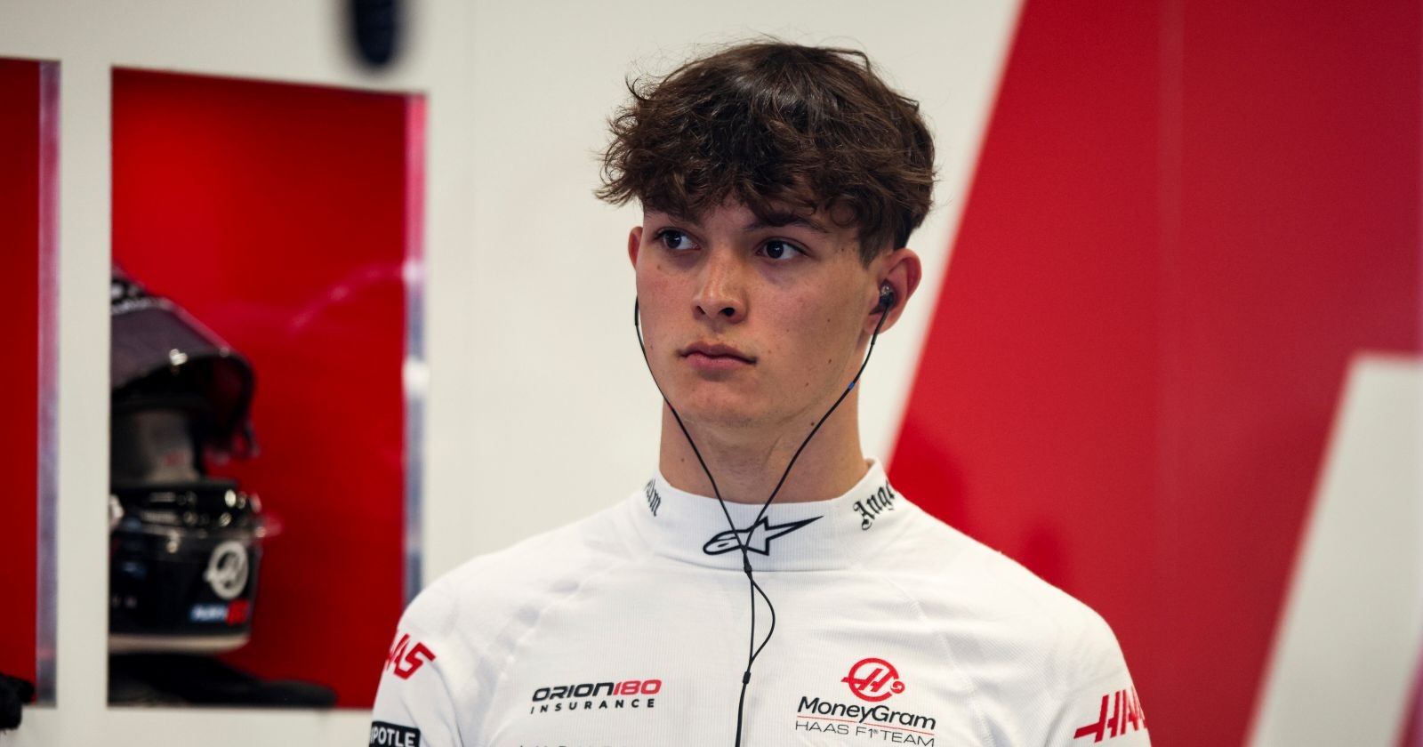 Oliver Bearman mit Kopfhörern.