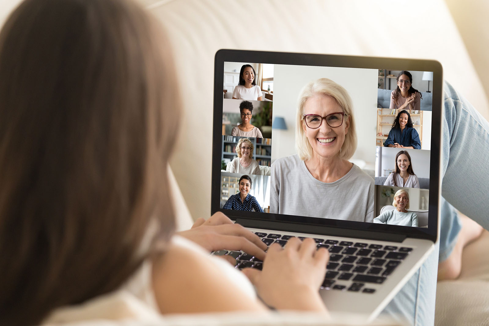 Frau mit Laptop | Credit: iStock.com/fizkes