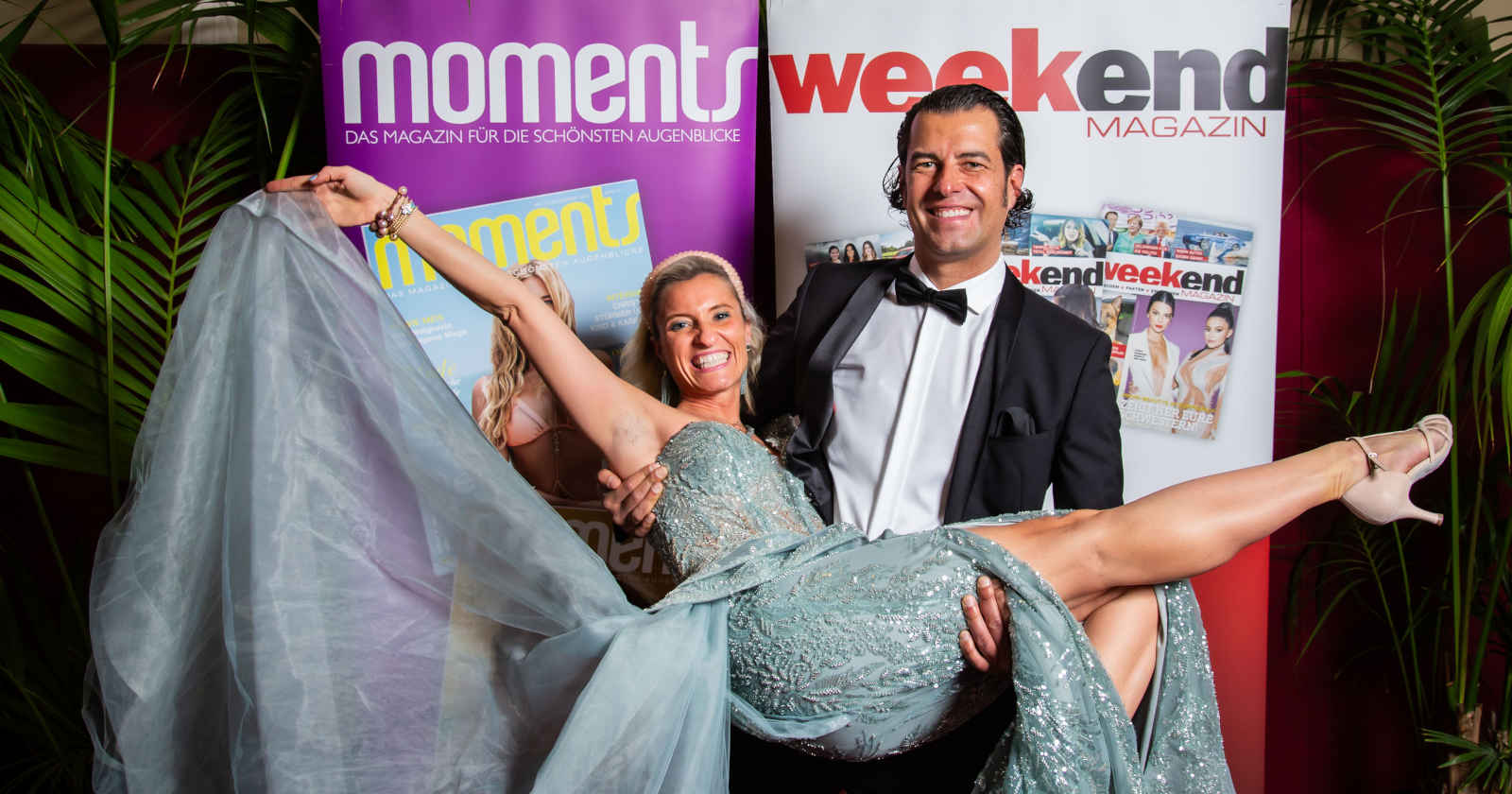 Ein Pärchen posiert vor der Kamera