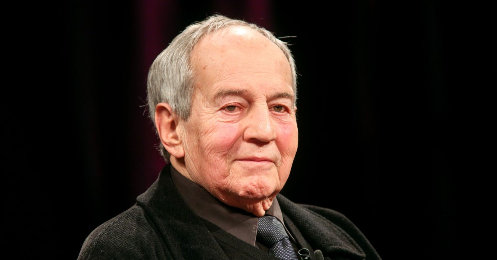 Otto Schenk vor schwarzem Hintergrund.