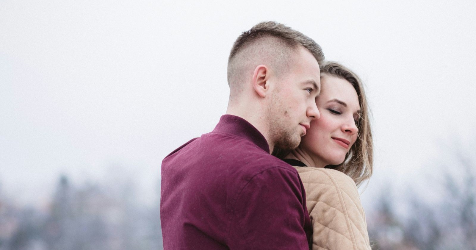 Ein Mann umarmt eine Frau