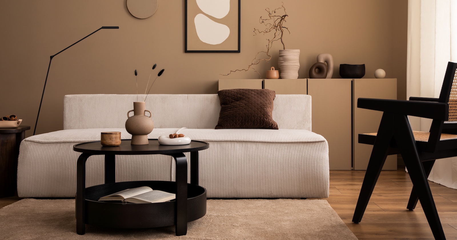 Ein Wohnzimmer in hellen Brauntönen.