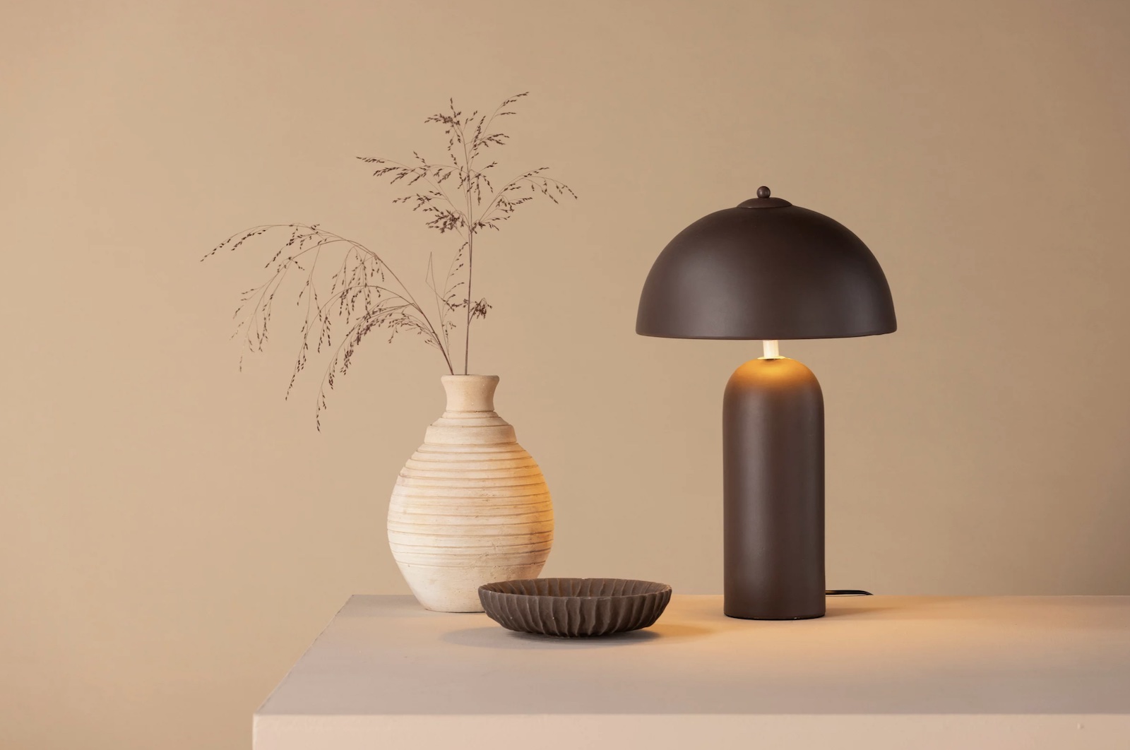 Eine Lampe in der Trendfarbe Mocha Mousse.