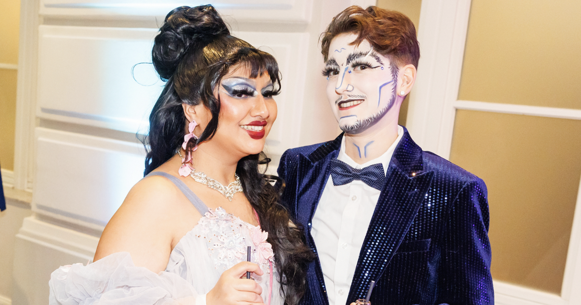 stark geschminktes Paar in Ballrobe und Glitzeranzug