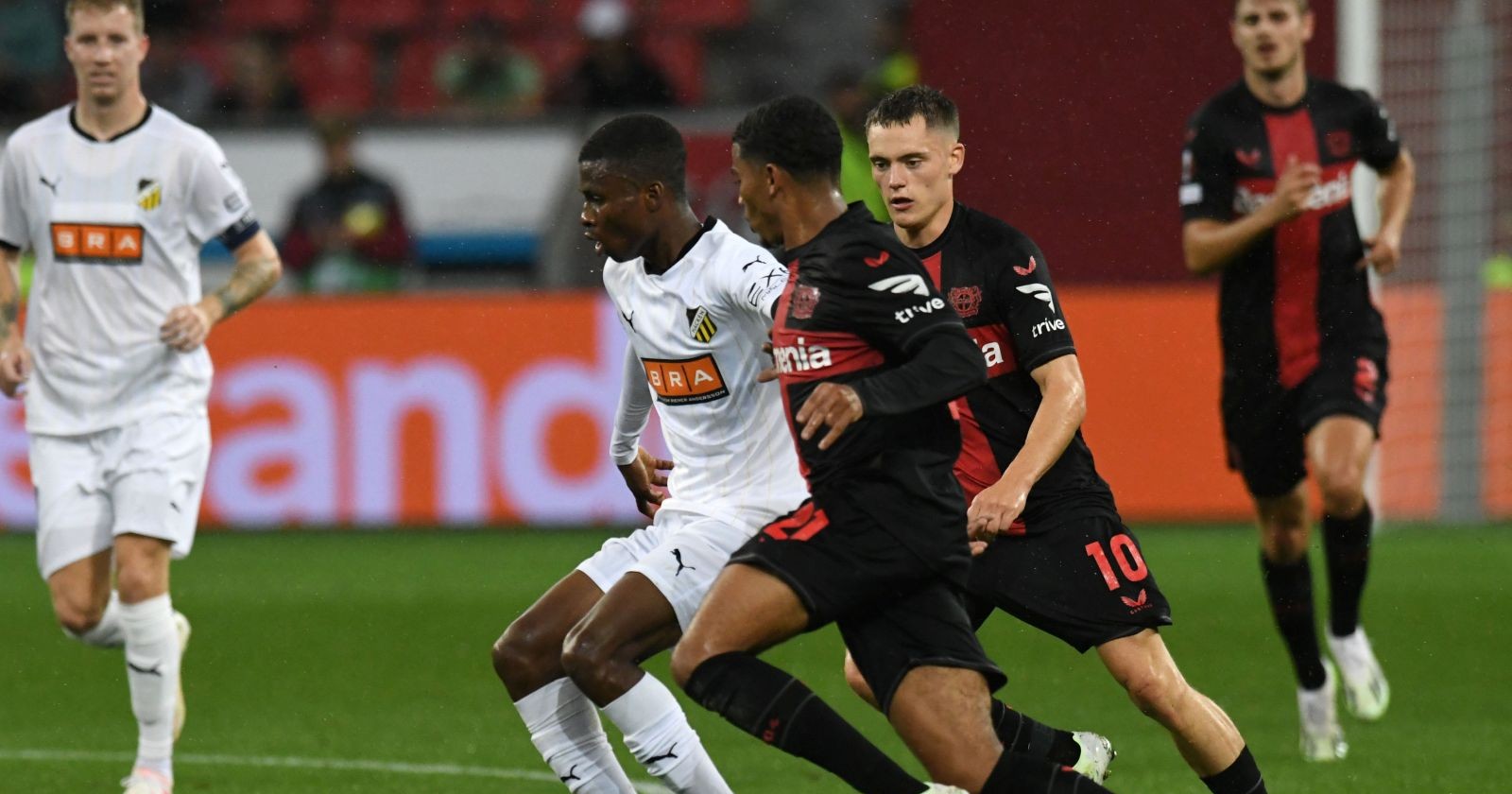 Romeo Amane im Zweikampf mit Amine Adli und Florian Wirtz