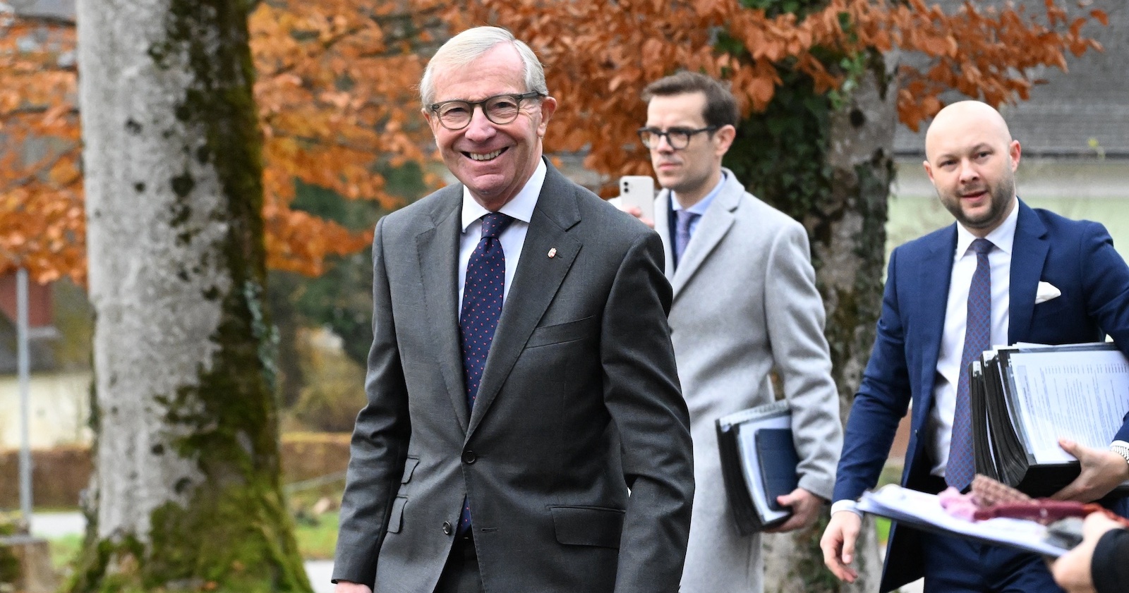 Wilfried Haslauer auf dem Weg zu einem Termin.