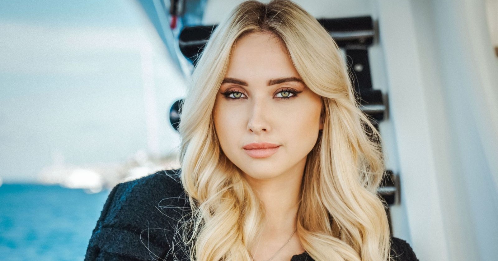 Shania Geiss auf einem Schiff