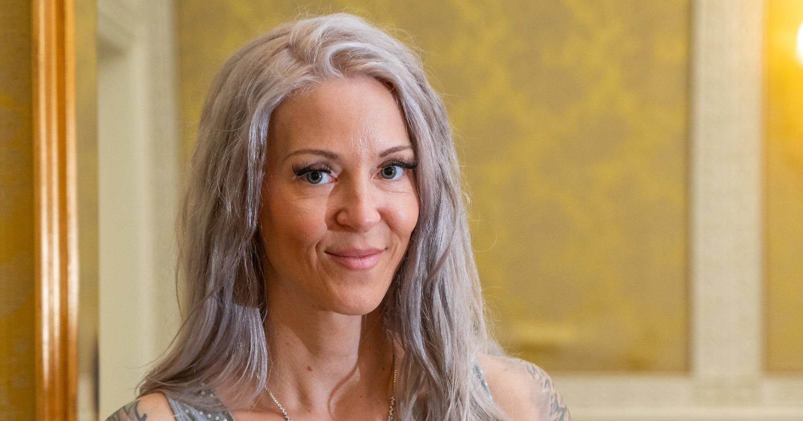 Simone Lugner lächelt in die Kamera