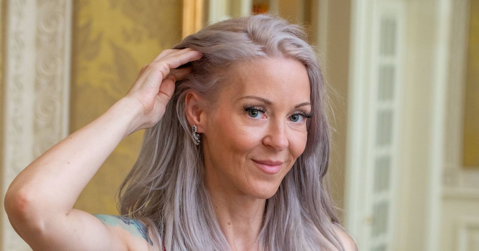 Simone Lugner greift sich in die Haare.