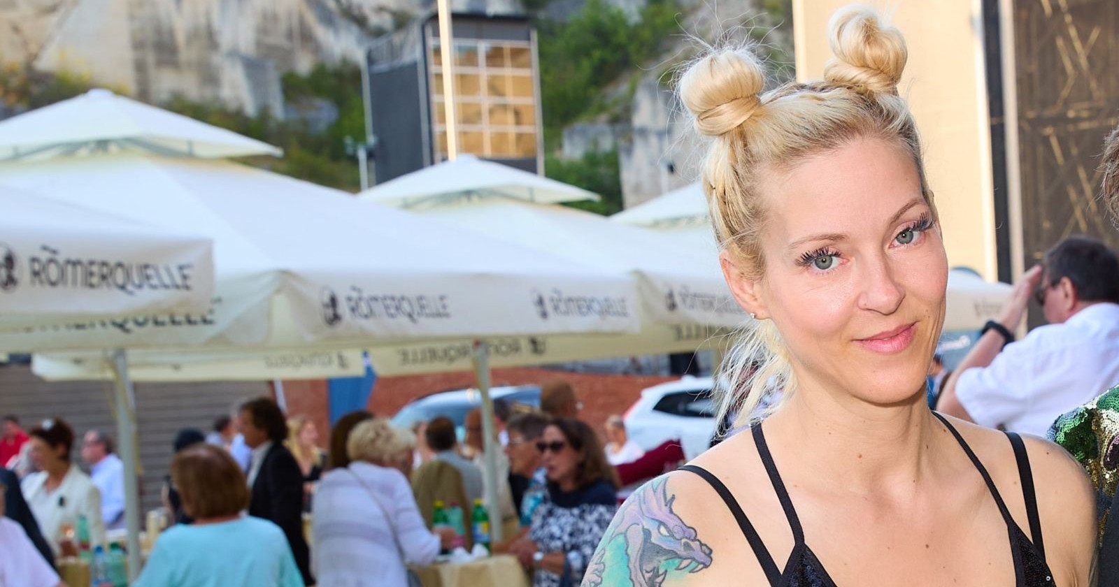 Simone Lugner vor Sonnenschirmen