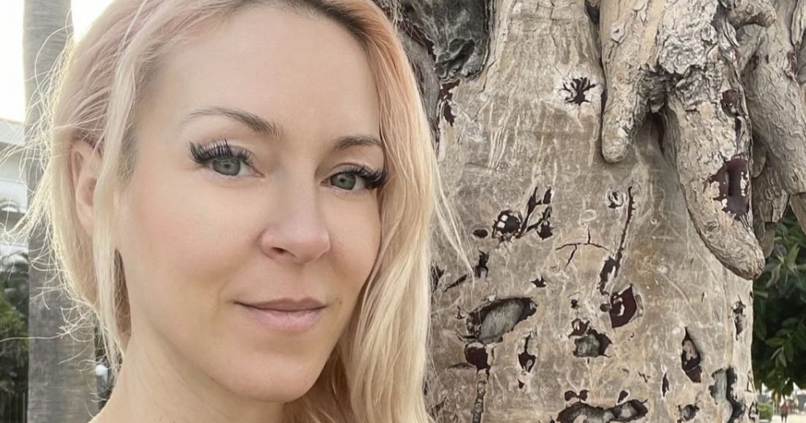 Simone Lugner vor einem Baum