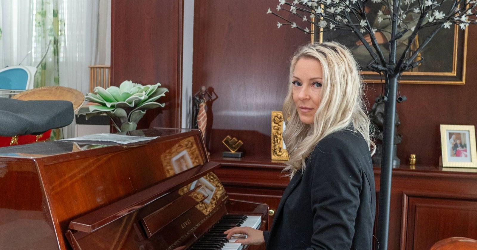 Simone Lugner am Klavier