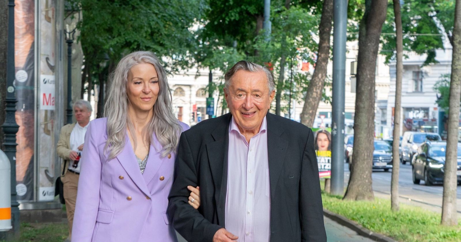 Simone und Richard Lugner spazieren