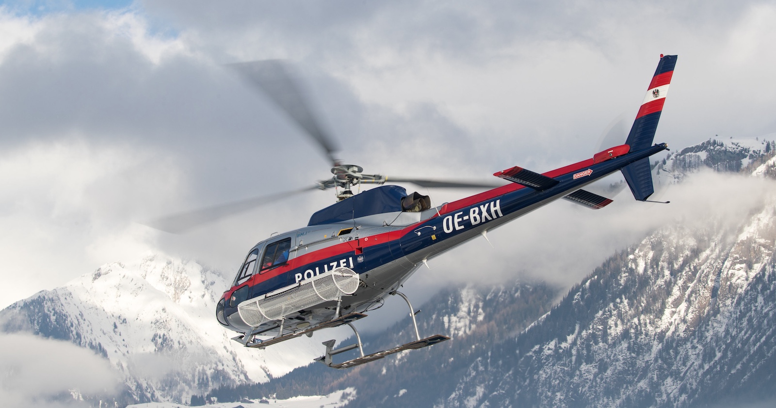 Polizeihubschrauber bei einem Einsatz in den Bergen.
