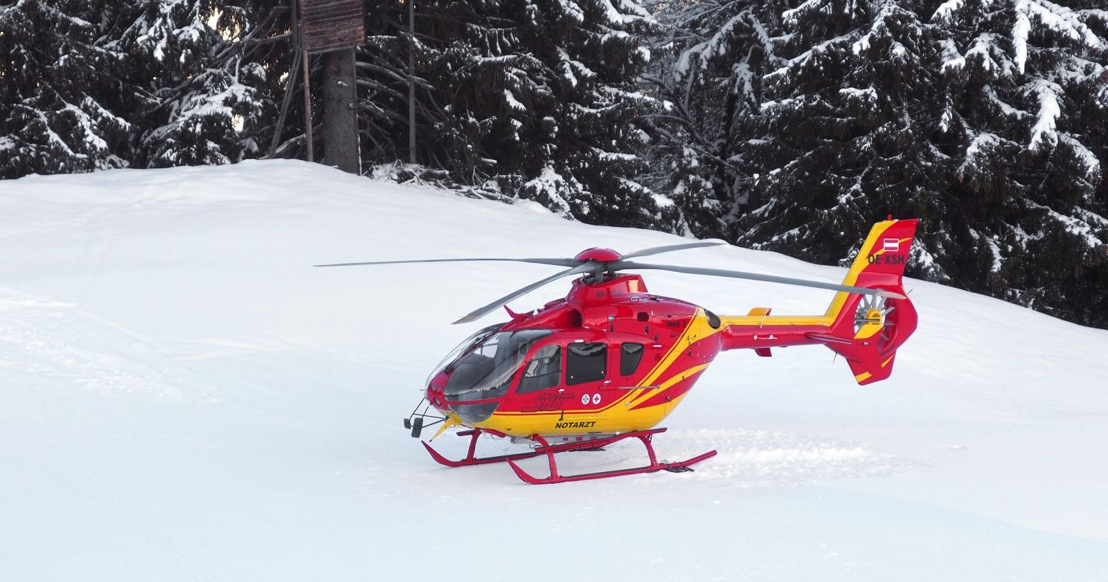 Notarzthubschrauber auf einer Skipiste.