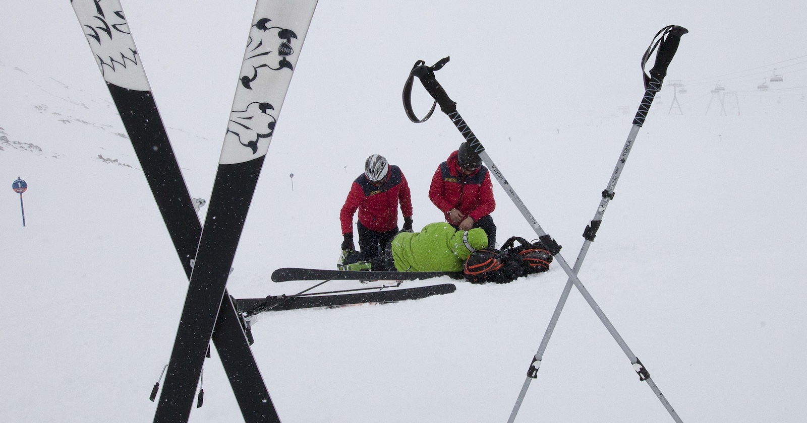 Überkreuzte Skier nach einem Unfall auf der Piste.