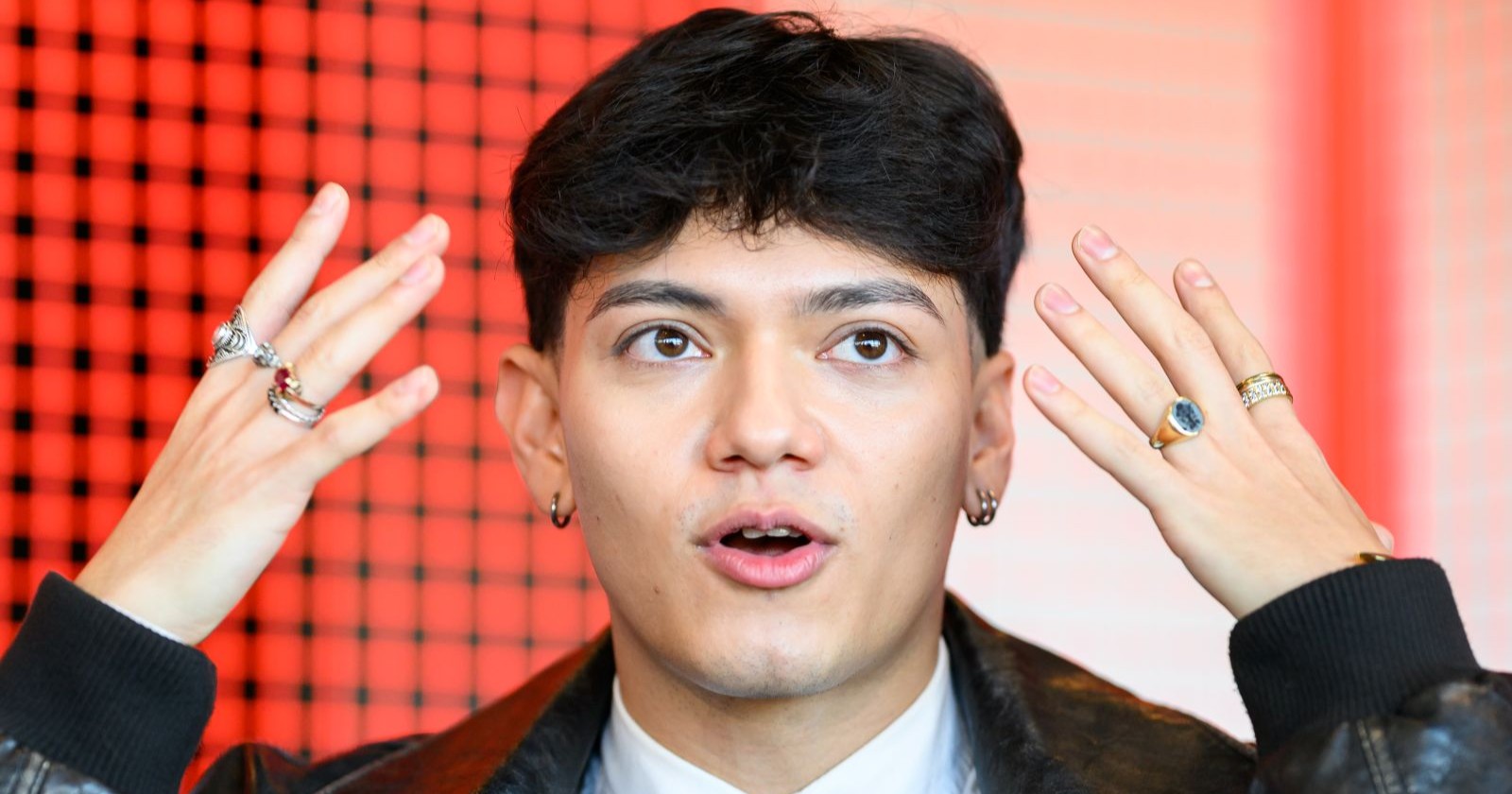 Sänger JJ (Johannes Pietsch) spricht und gestikuliert