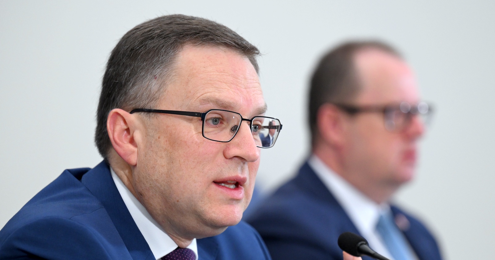 ÖVP-Obmann August Wöginger und FPÖ-Budgetsprecher Hubert Fuchs haben die neuen Sparpläne präsentiert.