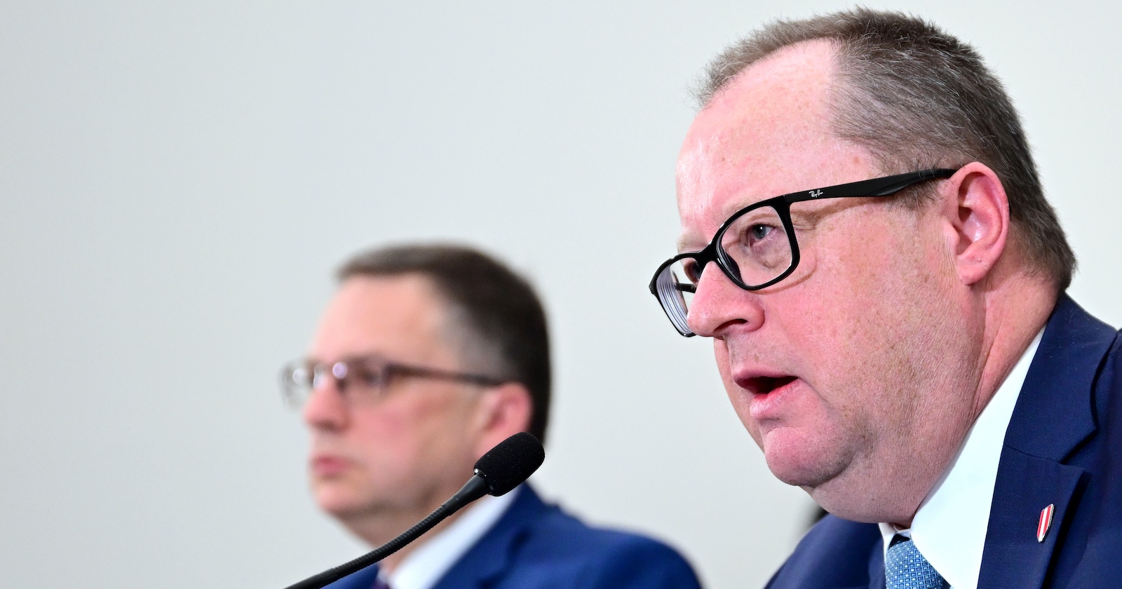 Klubobmann August Wöginger (ÖVP) und Budget- und Finanzsprecher Hubert Fuchs (FPÖ) im Rahmen einer PK mit dem Titel &quot;Details zum Budgetfahrplan für eine sichere und stabile Zukunft&quot; am Donnerstag, 16. Jänner 2025