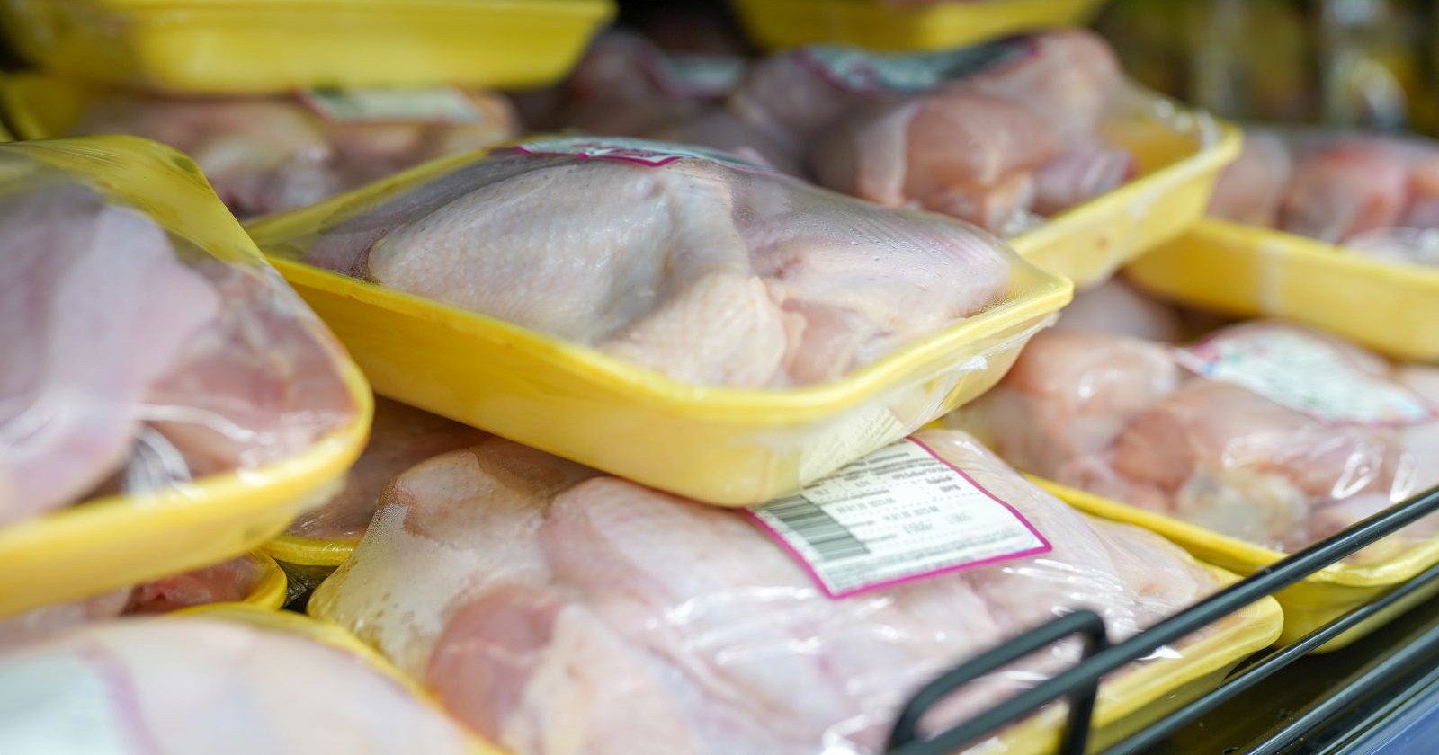 Fleischtheke mit Hühnerfleisch