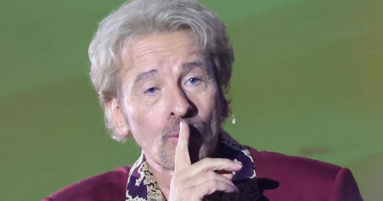 Thomas Gottschalk mit Finger auf den Lippen