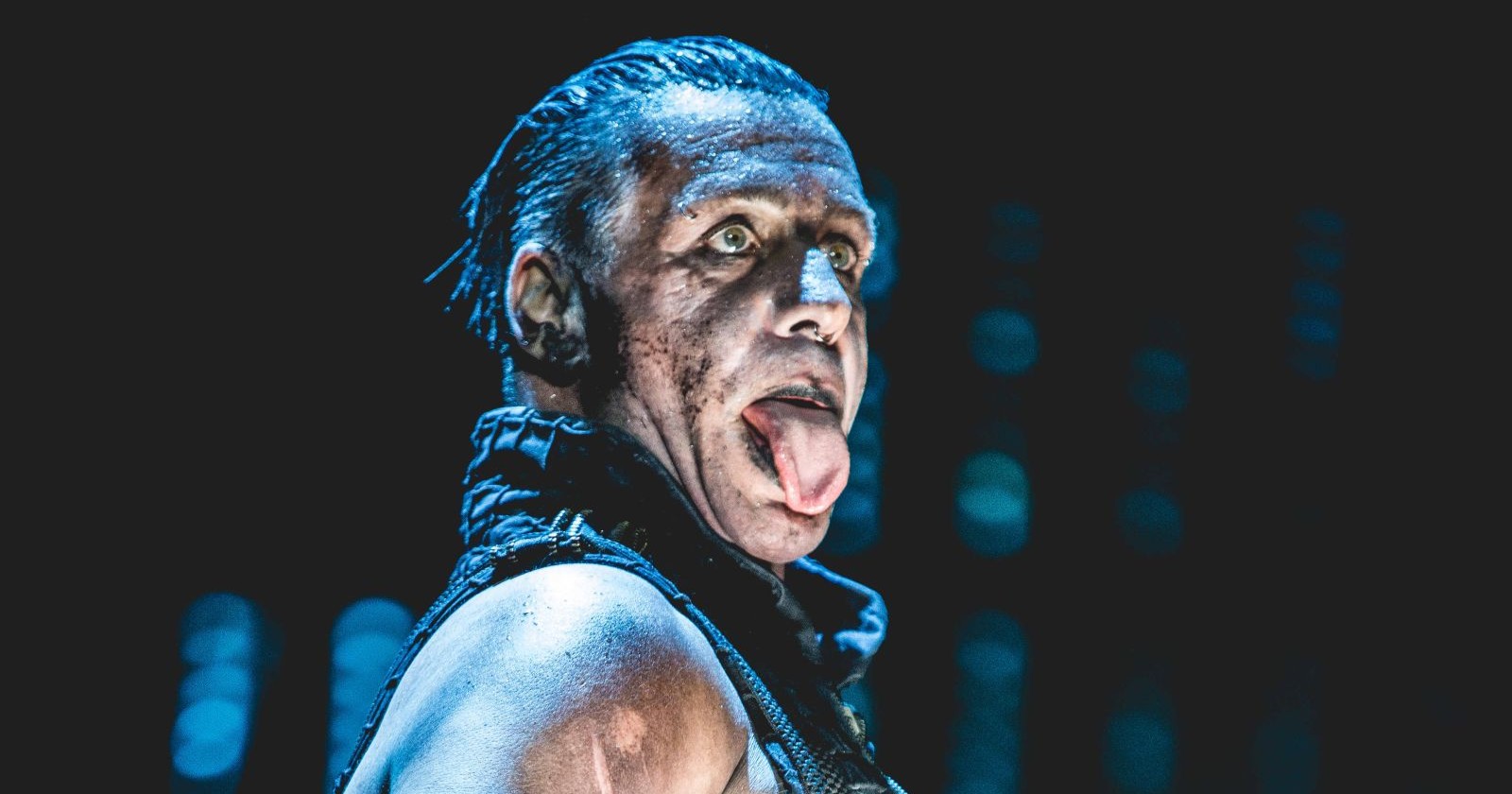 Till Lindemann zeigt seine Zunge auf der Bühne
