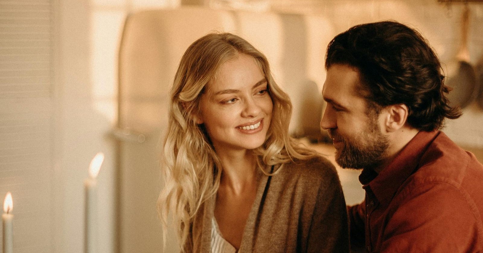 Frau sieht Mann lächeln an