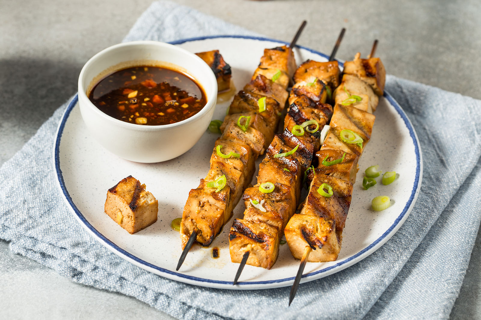 Gebackener Tofu auf einem Teller | Credit: iStock.com/bhofack2