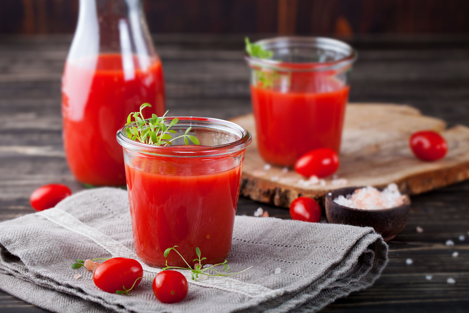 Tomatensaft auf einem Holzbrett | Credit: iStock.com/AnnaPustynnikova