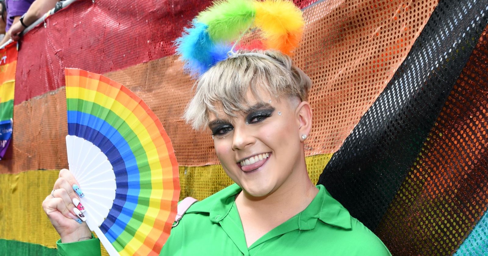 Ex-&quot;Dschungelcamp&quot;-Teilnehmer Twenty4Tim mit Fächer