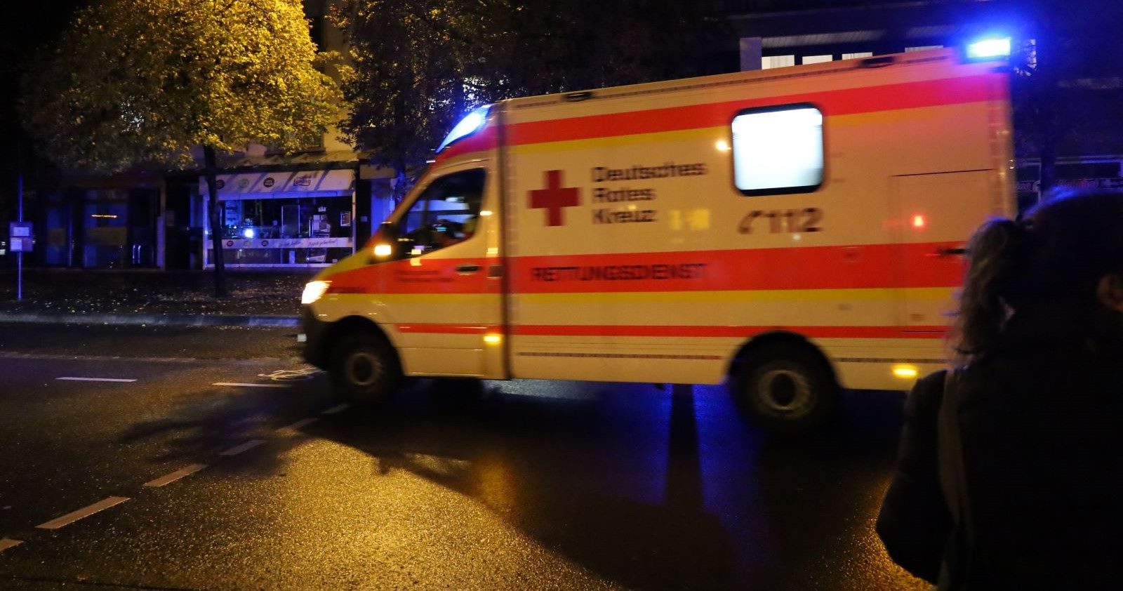 Rettungsauto fährt zu einem Einsatz.