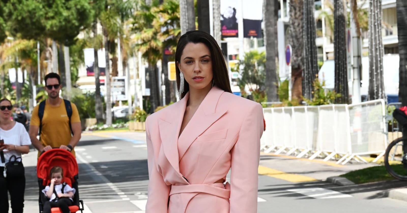 Vanessa Mai posiert auf der Straße