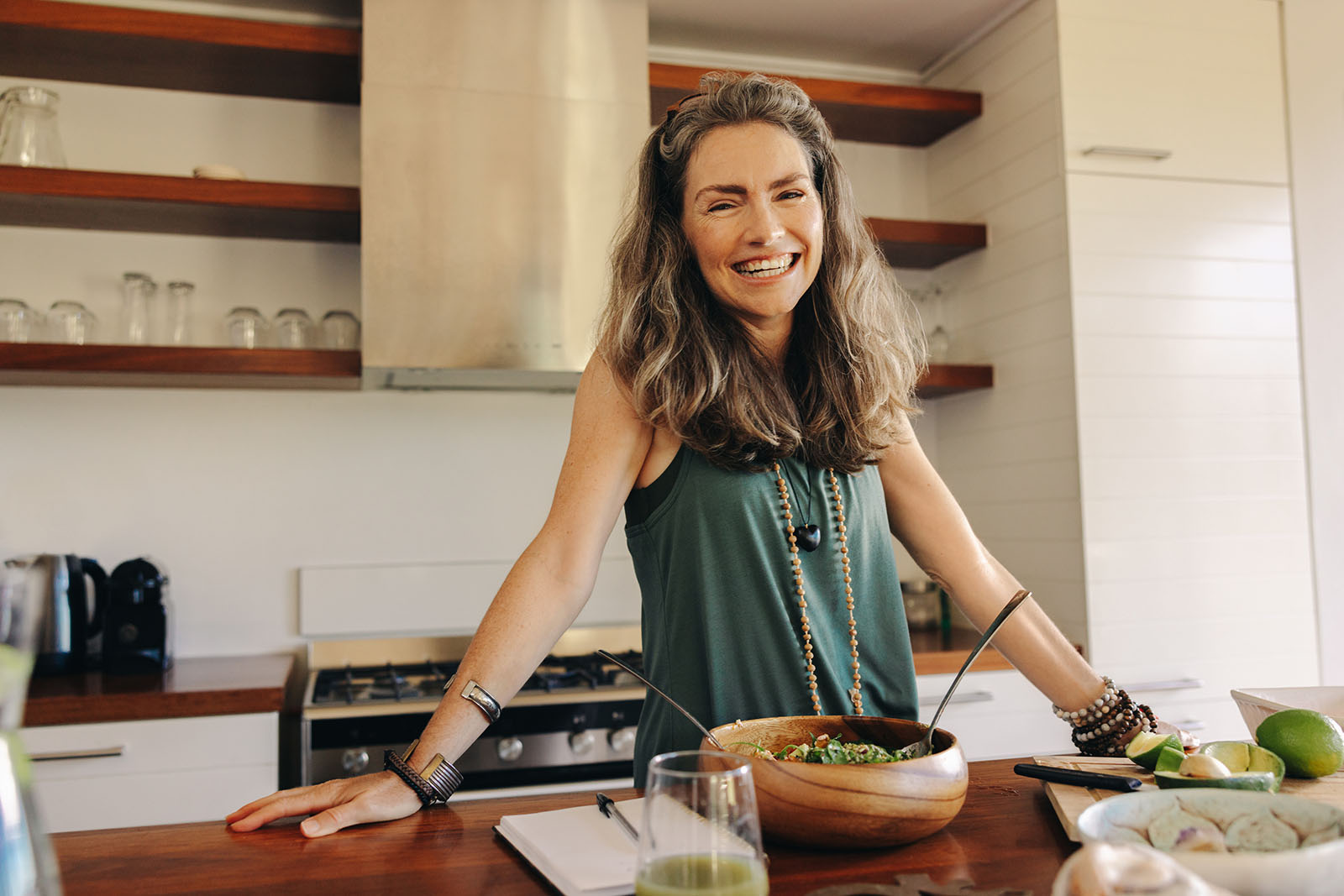 Frau kocht vegan | Credit: iStock.com/jacoblund